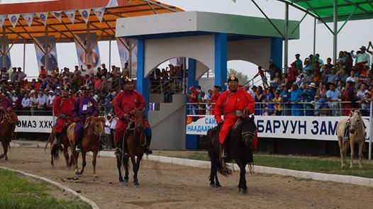 Улсын цолтой 47 бөхөд эмээл хазаартай морь бэлэглэлээ